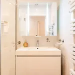 Capucineau - Excellent Location דירה