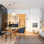 Capucineau - Excellent Location דירה