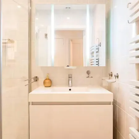 Capucineau - Excellent Location Apartment